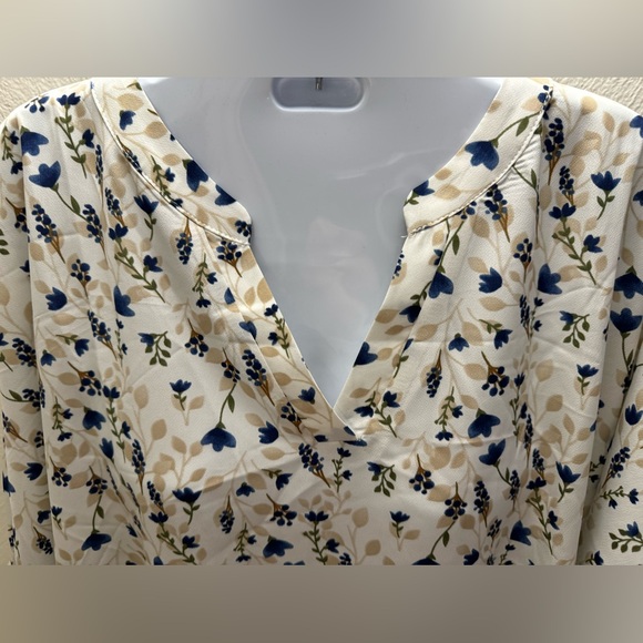 NWOT BloomChic  V-neck blouse in cream & floral pattern, size 26. - Picture 2 of 6